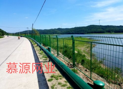 高速公路常用隔離網(wǎng)：公路隔離網(wǎng)、防炫目網(wǎng)、護欄板