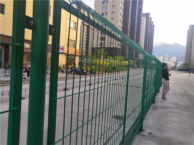 小區(qū)護(hù)欄網(wǎng)如何做到防盜又美觀(guān)