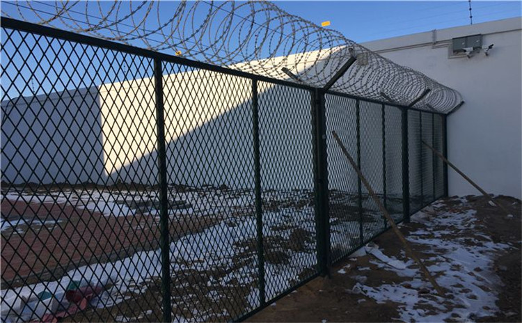 看守所、拘留所安裝防攀爬金屬隔離網(wǎng)時的注意事項